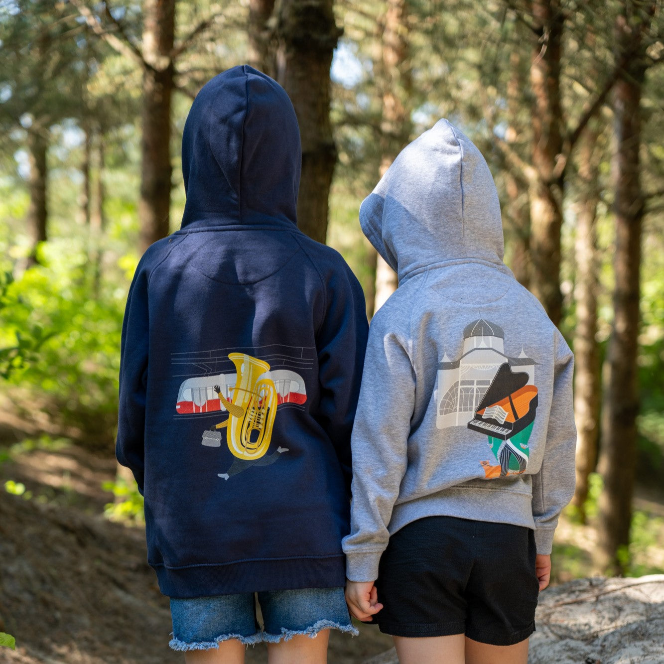 Children's sweater with a hood PIANOS